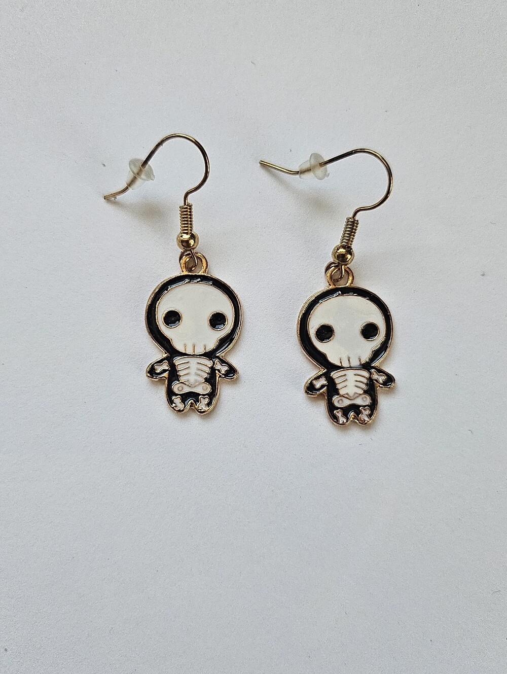 Cute skeleton earrings, great for the fall/Halloween season. New without tags